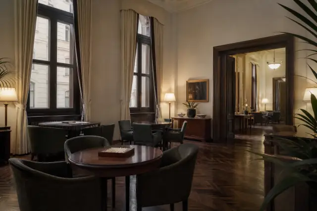 Hotel lounge kerek asztalokkal, vendégek nélkül